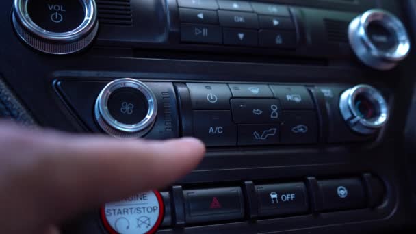 Apagar el aire acondicionado y empezar a calentar. Una mano del hombre presiona el botón en el coche. Imágenes de vídeo 4K. — Vídeo de stock