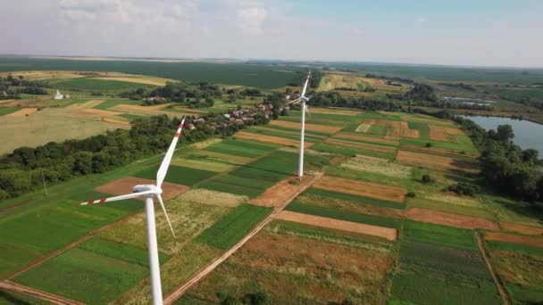 Luftaufnahme von Windrädern, die sich durch die Kraft des Windes drehen und erneuerbare Energien erzeugen. 4K-Videoaufnahmen. — Stockvideo