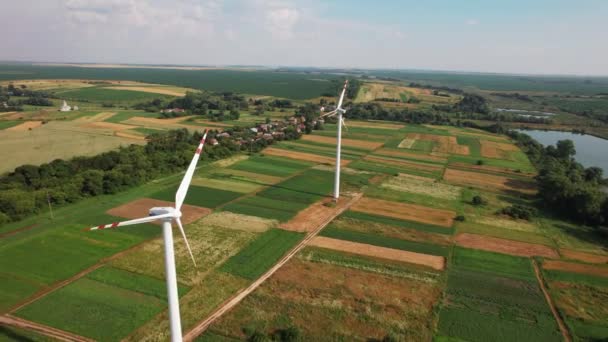 Tiro aéreo de molinos de viento girando por la fuerza del viento y generando energía renovable. Imágenes de vídeo 4K. — Vídeos de Stock