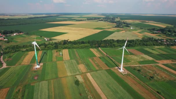 Tiro aéreo de molinos de viento girando por la fuerza del viento y generando energía renovable. Imágenes de vídeo 4K. — Vídeos de Stock