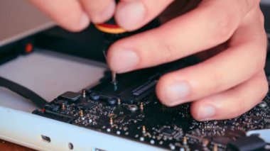 Eller bilgisayar bellek plakasını tutuyor. Bilgisayar tanılama konsepti. Laptop tamiri. 4K video görüntüleri.
