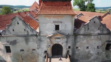 Gün batımından önce tarihi kalenin havadan görüntüsü. 4K video görüntüleri.