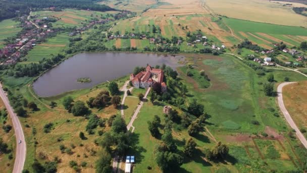 Widok z lotu ptaka Strzał historycznego zamku przed zachodem słońca. Nagrania wideo 4K. — Wideo stockowe