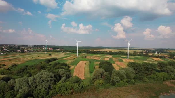 Tiro aéreo de molinos de viento girando por la fuerza del viento y generando energía renovable. Imágenes de vídeo 4K. — Vídeo de stock
