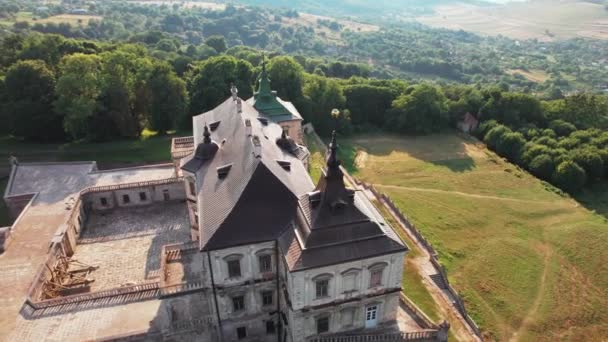 Vista aérea Tiro do castelo histórico antes do pôr-do-sol. Imagens de vídeo 4K. — Vídeo de Stock