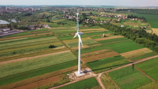 Tiro aéreo de molinos de viento girando por la fuerza del viento y generando energía renovable. Imágenes de vídeo 4K. — Vídeos de Stock