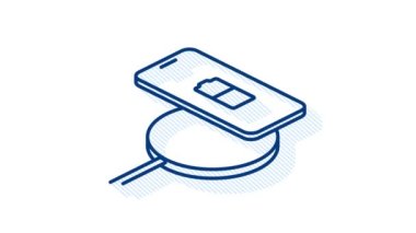 Akıllı telefon şarj aleti adaptörü ve elektrik prizi, düşük pil uyarısı. Hareket grafikleri.