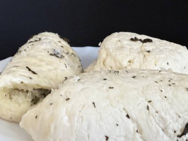 Geleneksel Kıbrıs ev yapımı halloumi peyniri. Akdeniz mutfağı, nefis ev yemekleri..