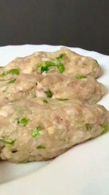 Çiğ et keftedes yakın çekim. Geleneksel Kıbrıs yemeği, Akdeniz mutfağı.