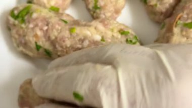 Çiğ et keftedes yakın çekim. Geleneksel Kıbrıs yemeği, Akdeniz mutfağı.