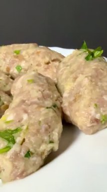 Çiğ et keftedes yakın çekim. Geleneksel Kıbrıs yemeği, Akdeniz mutfağı.