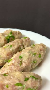 Çiğ et keftedes yakın çekim. Geleneksel Kıbrıs yemeği, Akdeniz mutfağı.