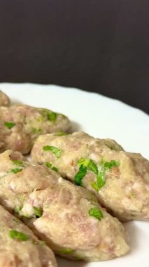 Çiğ et keftedes yakın çekim. Geleneksel Kıbrıs yemeği, Akdeniz mutfağı.