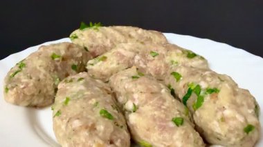 Çiğ et keftedes yakın çekim. Geleneksel Kıbrıs yemeği, Akdeniz mutfağı.