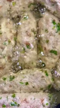 Çiğ köftelerin kızartıldığı yakın çekim. Geleneksel Kıbrıs yemeği, Akdeniz mutfağı.