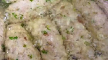 Çiğ köftelerin kızartıldığı yakın çekim. Geleneksel Kıbrıs yemeği, Akdeniz mutfağı.