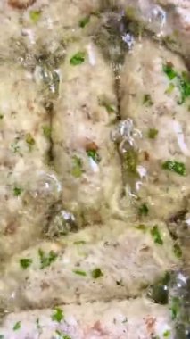 Çiğ köftelerin kızartıldığı yakın çekim. Geleneksel Kıbrıs yemeği, Akdeniz mutfağı.