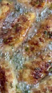 Çiğ köftelerin kızartıldığı yakın çekim. Geleneksel Kıbrıs yemeği, Akdeniz mutfağı.