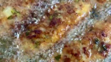 Çiğ köftelerin kızartıldığı yakın çekim. Geleneksel Kıbrıs yemeği, Akdeniz mutfağı.