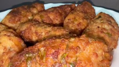 Kızarmış et keftedes 'in yakın çekimi. Geleneksel Kıbrıs yemeği, Akdeniz mutfağı.