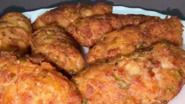 Kızarmış et keftedes 'in yakın çekimi. Geleneksel Kıbrıs yemeği, Akdeniz mutfağı.