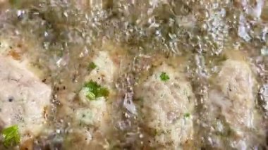 Çiğ köftelerin kızartıldığı yakın çekim. Geleneksel Kıbrıs yemeği, Akdeniz mutfağı.