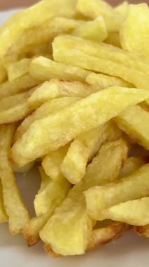 Patates kızartmasının yukarısından yakın çekim görüntüsü. Lezzetli yemekler pişiriyorum..