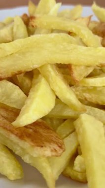 Patates kızartmasının yukarısından yakın çekim görüntüsü. Lezzetli yemekler pişiriyorum..