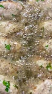 Çiğ köftelerin kızartıldığı yakın çekim. Geleneksel Kıbrıs yemeği, Akdeniz mutfağı.