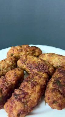 Kızarmış et keftedes 'in yakın çekimi. Geleneksel Kıbrıs yemeği, Akdeniz mutfağı.