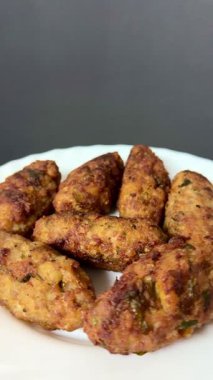 Kızarmış et keftedes 'in yakın çekimi. Geleneksel Kıbrıs yemeği, Akdeniz mutfağı.