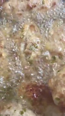 Çiğ köftelerin kızartıldığı yakın çekim. Geleneksel Kıbrıs yemeği, Akdeniz mutfağı.