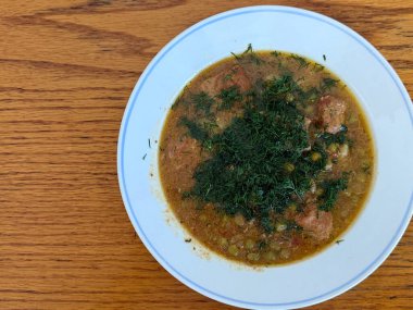 Yeşil bezelye, et ve taze dereotlu haşlanmış patates..