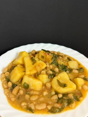 Patatesli güveç, beyaz fasulye, domates ve kereviz. Lezzetli ev yemekleri.