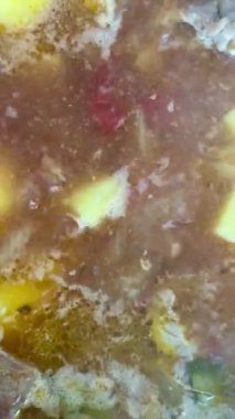 Et kızartma tavasında sebzelerle pişirilir. Lezzetli ev yemekleri.