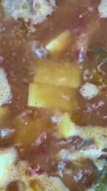 Sebzeli ve etli haşlanmış et suyu. Lezzetli yemekler pişiriyorum..