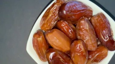 Beyaz bir kasede kurutulmuş hurmalar. Sağlıklı, doğal yiyecekler..