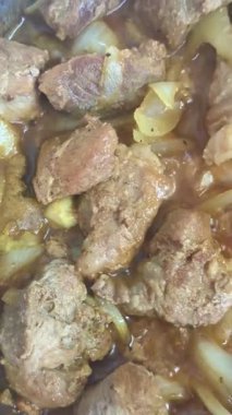 Kızartma tavasında soğanla pişirilmiş domuz eti. Lezzetli ev yemekleri.