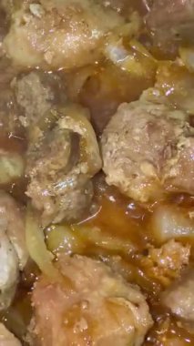 Kızartma tavasında soğanla pişirilmiş domuz eti. Lezzetli ev yemekleri.