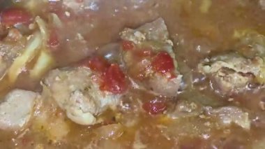 Kızartma tavasında soğanla pişirilmiş domuz eti. Lezzetli ev yemekleri.