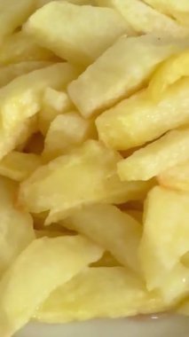 Patates kızartmasının yukarısından yakın çekim görüntüsü. Lezzetli yemekler pişiriyorum..