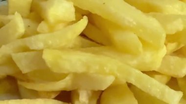 Patates kızartmasının yukarısından yakın çekim görüntüsü. Lezzetli yemekler pişiriyorum..