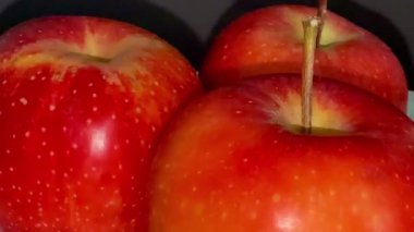 Beyaz bir tabakta kırmızı elmalar. Sağlıklı yemek..