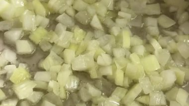 Makro dilimlenmiş soğan tavada kızartılıyor. Ev yemeği..