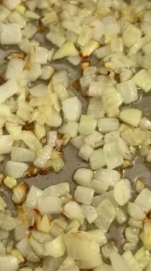 Makro dilimlenmiş soğan tavada kızartılıyor. Ev yemeği..