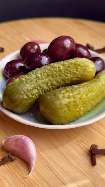 Hayat, salatalık turşusu ve marine edilmiş zeytinden ibaret. Hızlı, ev yapımı bir atıştırmalık..