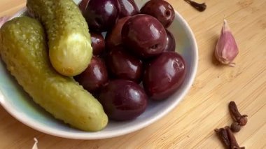 Hayat, salatalık turşusu ve marine edilmiş zeytinden ibaret. Hızlı, ev yapımı bir atıştırmalık..