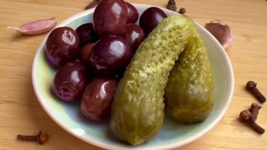 Hayat, salatalık turşusu ve marine edilmiş zeytinden ibaret. Hızlı, ev yapımı bir atıştırmalık..