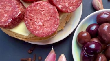 Hayat tereyağlı ve kuru salamlı bir sandviçten, salatalık turşusundan ve marine edilmiş zeytinden ibarettir. Hızlı, ev yapımı bir atıştırmalık..