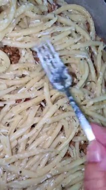 Pasticcio ve kıyma kalıplarının yakın plan çekimleri bir yemek tepsisine yerleştiriliyor. Ev yapımı yemek..